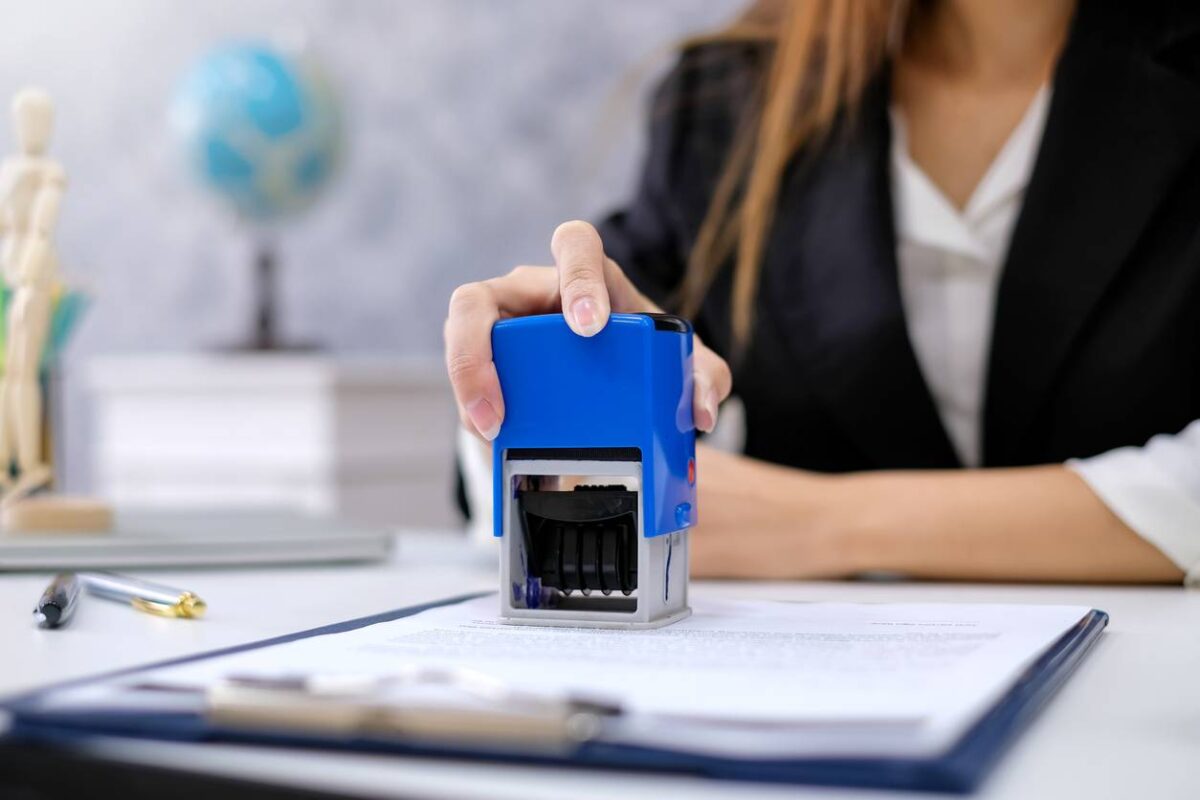 tampon professionnel personnalisé sur bureau d'entreprise – empreinte lisible sur papier blanc